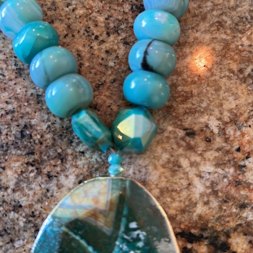 Beautiful stone necklace in turquoise-green shades of agate. - Picture 4 of 10
